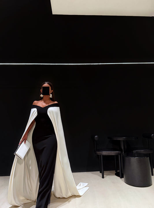 BLACK AND WHITE SEMI FIT DRESS WITH TRAIL SLEEVES