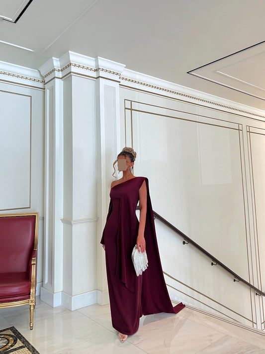 BURGUNDY ONE SHOULDER SIMPLE TRAIL SEMI FITTED DRESS